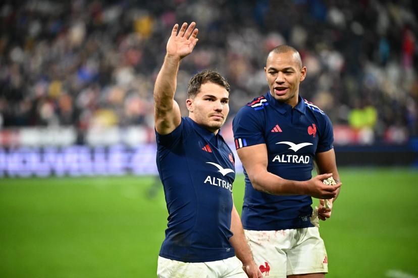 Antoine Dupont explique pourquoi les Bleus ont tardé à se présenter en conférence de presse