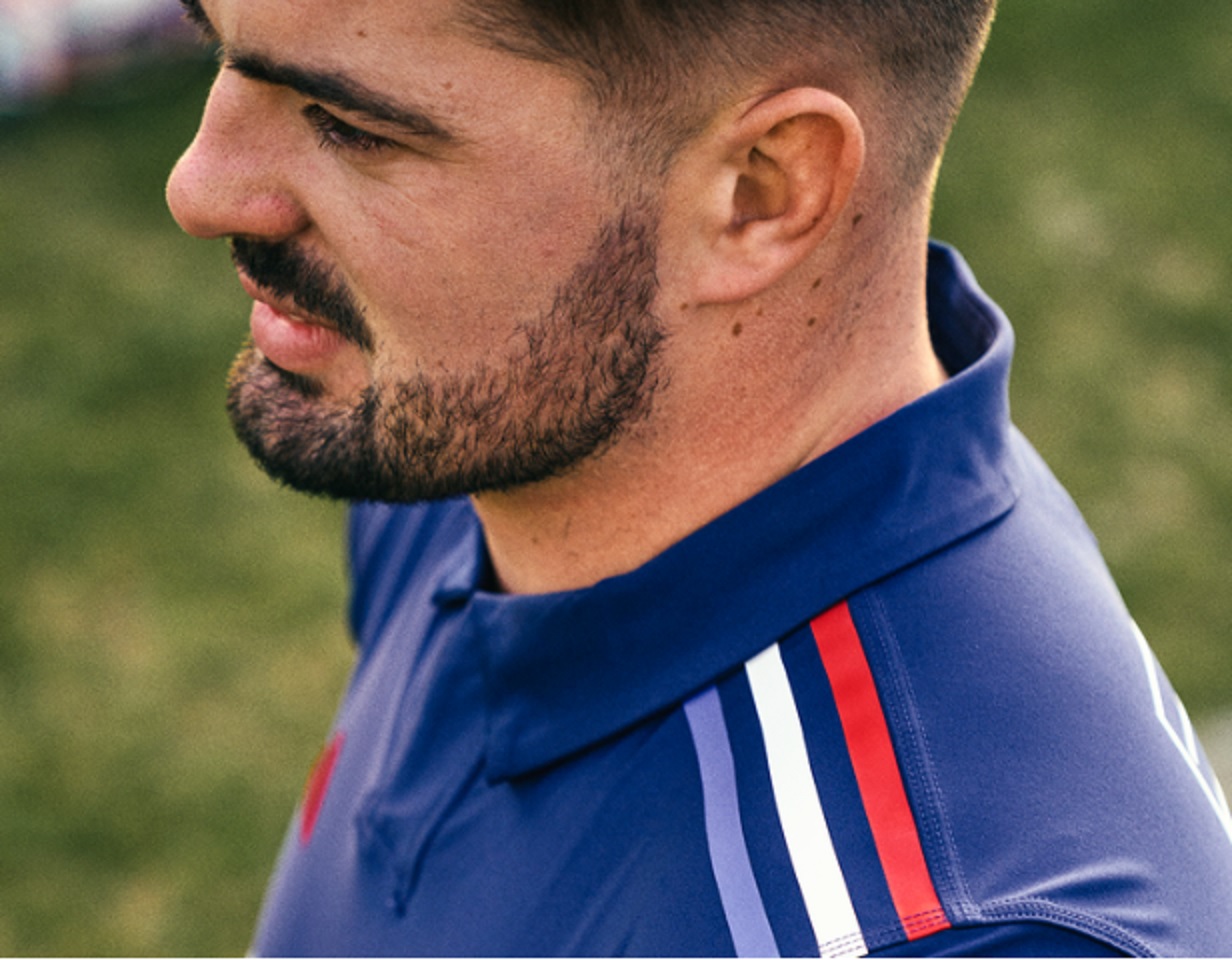 Adidas présente le nouveau maillot du XV de France avec le retour des trois bandes bleu blanc rouge !