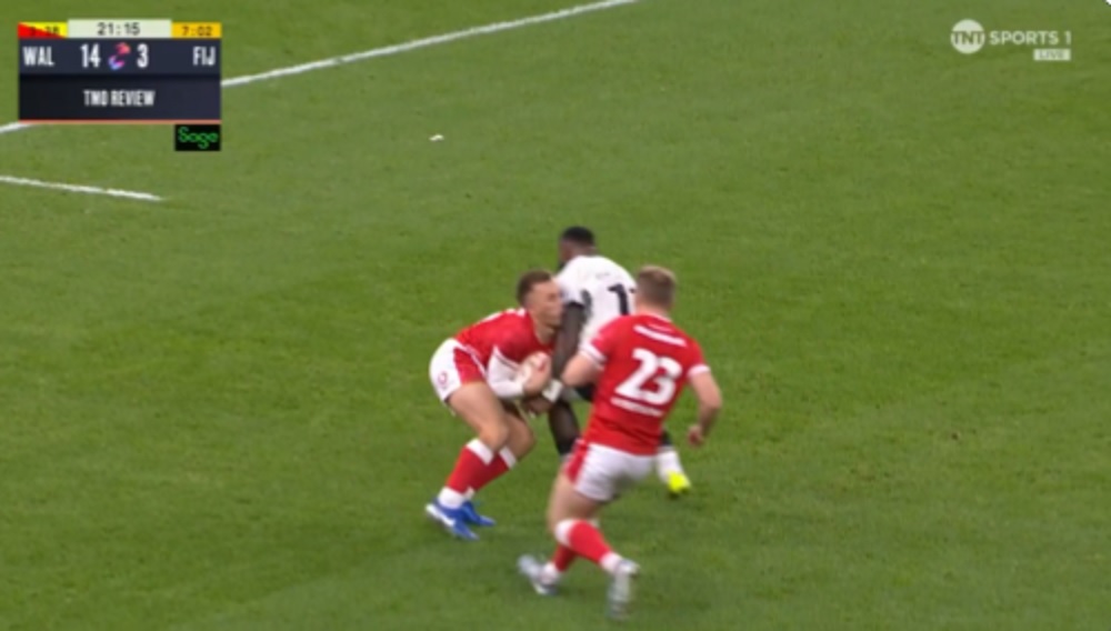VIDEO : Le terrible plaquage dangereux de Semi Radradra contre le Pays-de-Galles !