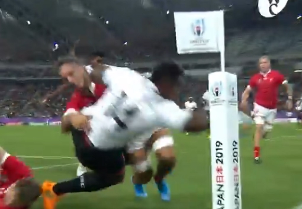 VIDEO : Quand Josua Tuisova roule sur la défense Galloise pour inscrire son essai