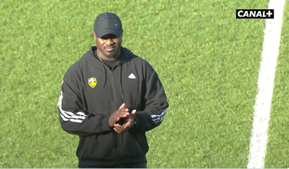 VIDEO : Forte émotion pour Raymond Rhule, ovationné par Marcel-Deflandre avant son départ