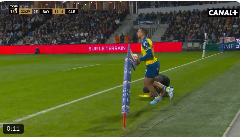 Bayonne – Clermont : Quand l’arbitre de touche chute en plein match !