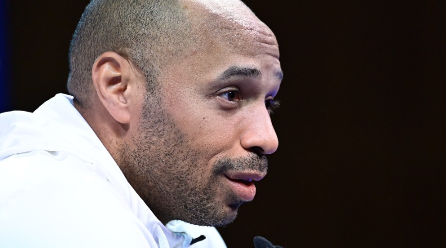La visite de Thierry Henry aux joueurs du XV de France fait beaucoup parler : Explications !