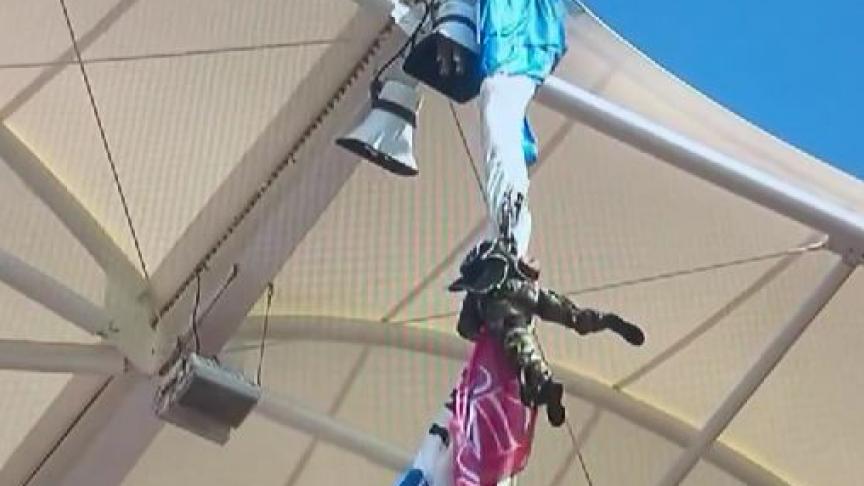 Le parachutiste s’explique : “Je n’avais pas peur que ça se décroche, j’avais regardé”