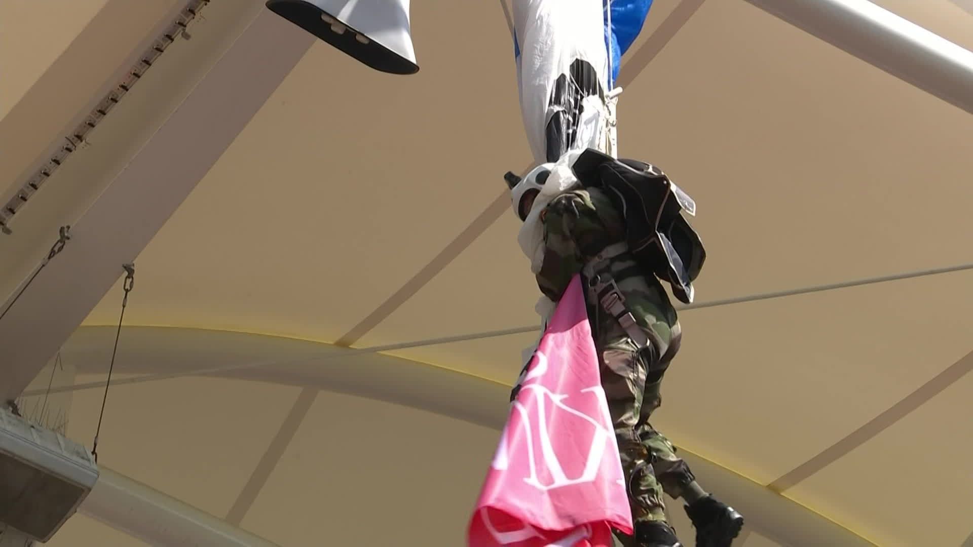 L’EPCR offre un cadeau au parachutiste Toulousain qui s’est fait une belle frayeur