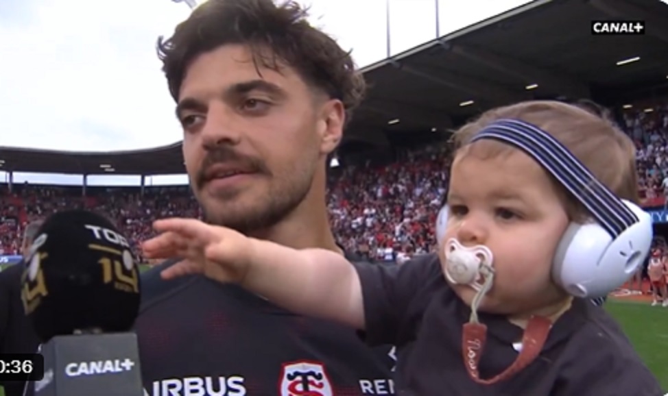 VIDEO : L’interview de Romain Ntamack avec son fils dans les bras