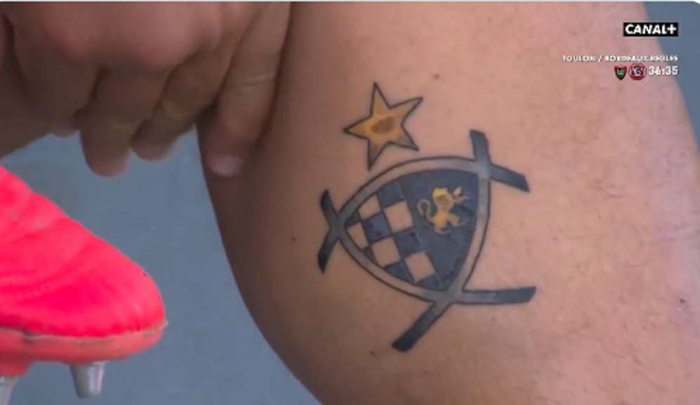 VIDEO : Ben Tameifuna s’est fait tatouer l’étoile Européenne sur le mollet !
