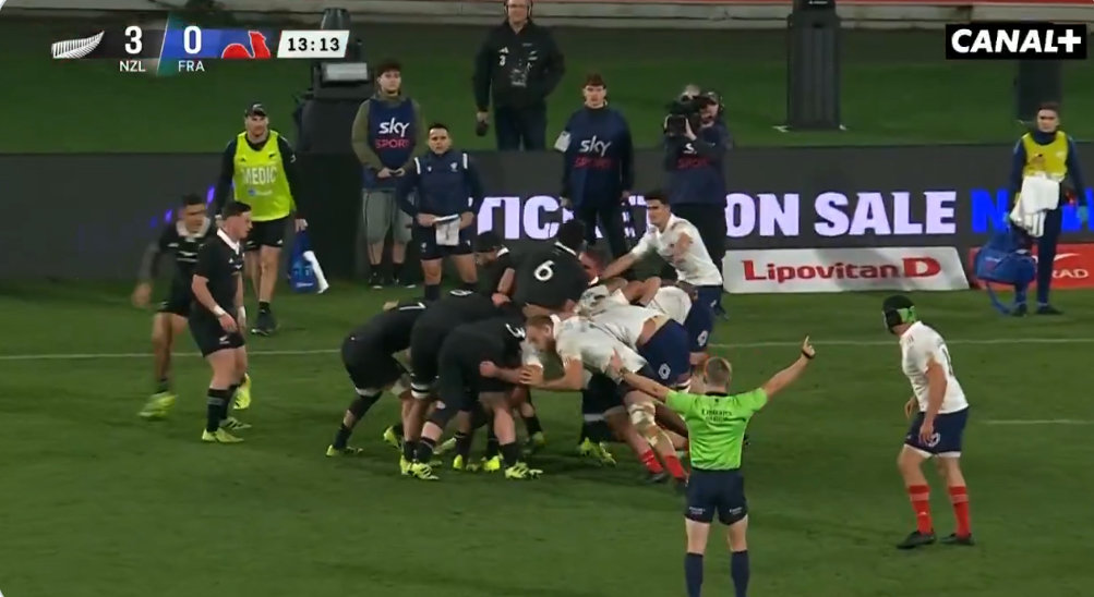 VIDEO : L’incroyable combinaison des All-Blacks qui aspirent la défense du XV de France !