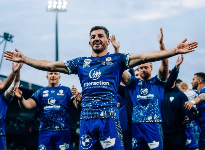 Un joueur de Vannes exulte après la victoire contre Toulouse, en amical !